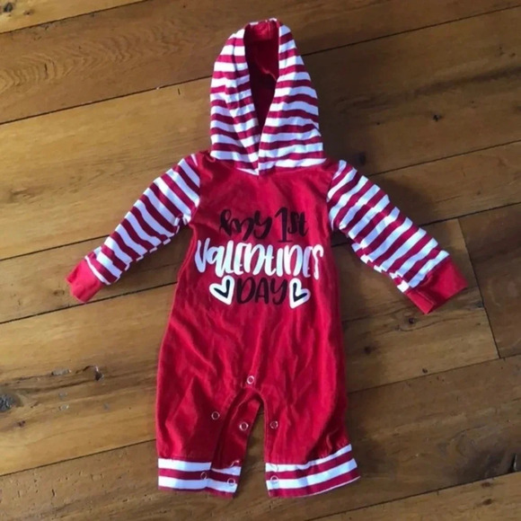 👶🏼1st Valentine’s Day NB romper - Picture 1 of 2